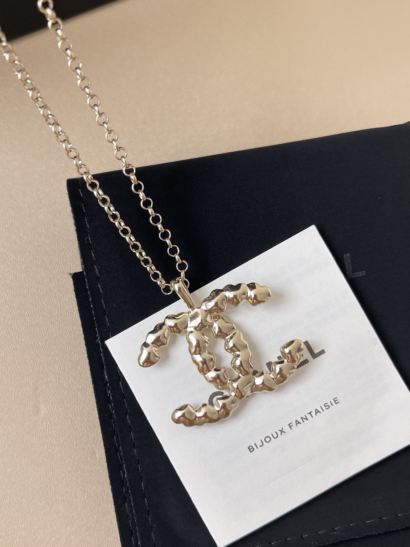 Luxury Gold CC Logo Necklace with Heart-Shaped Crystals