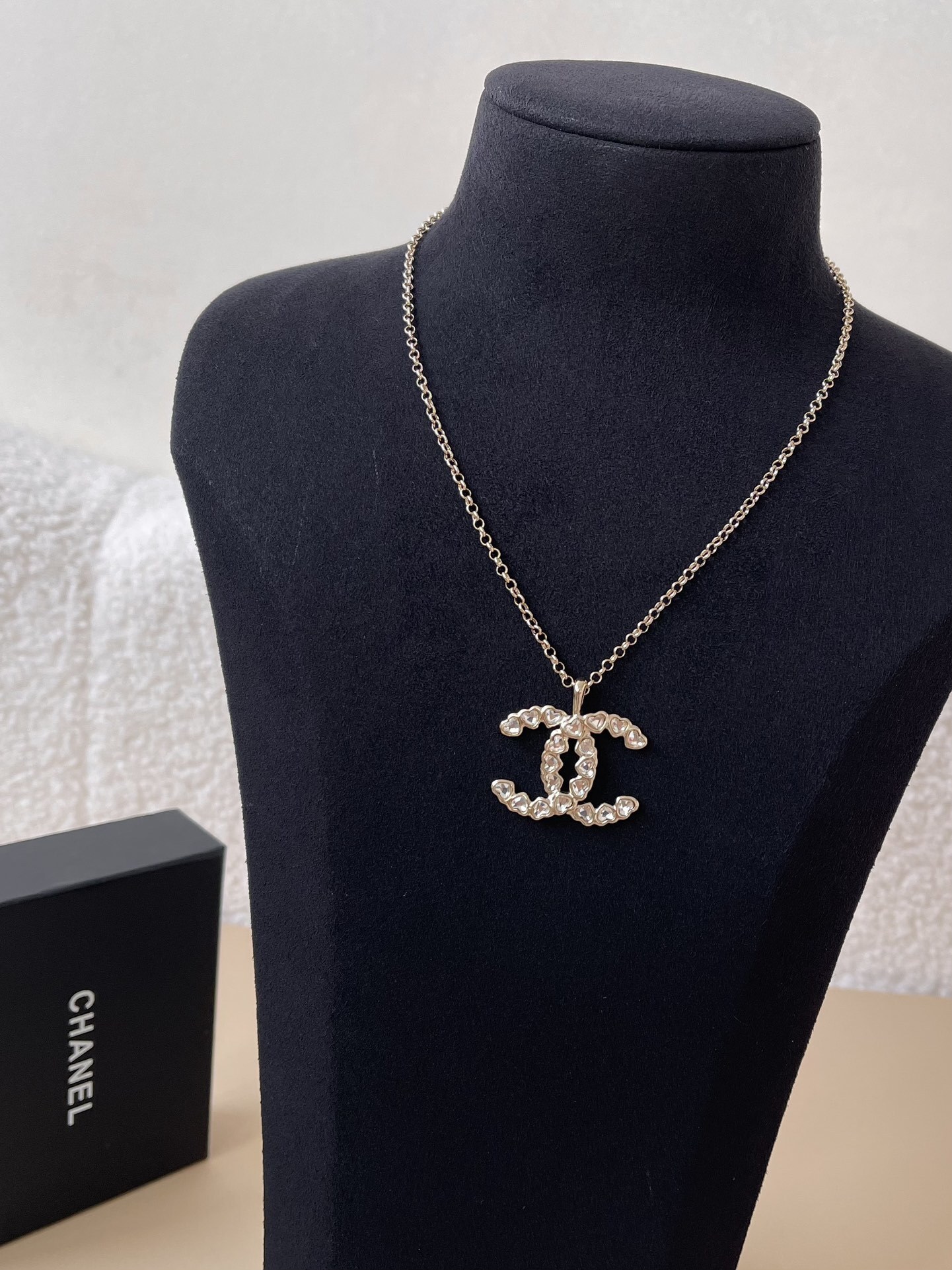 Luxury Gold CC Logo Necklace with Heart-Shaped Crystals