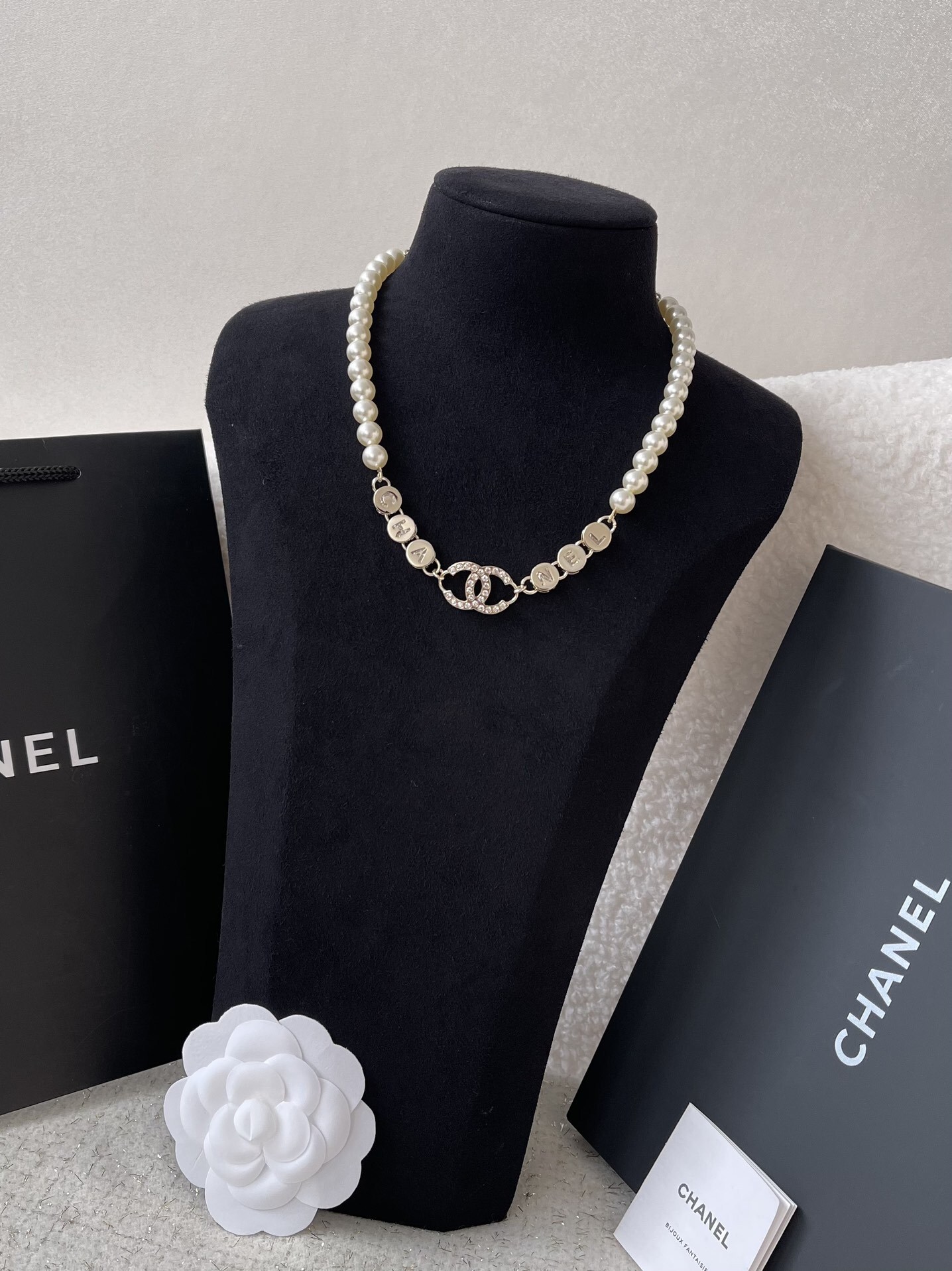 Luxury Pearl Choker with Crystal Interlocking CC & Chanel Charms