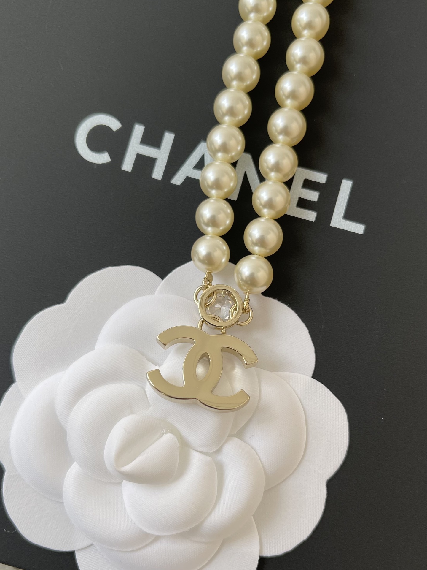 Chanel CC Logo Pearl Necklace - Elegant Crystal Heart Choker