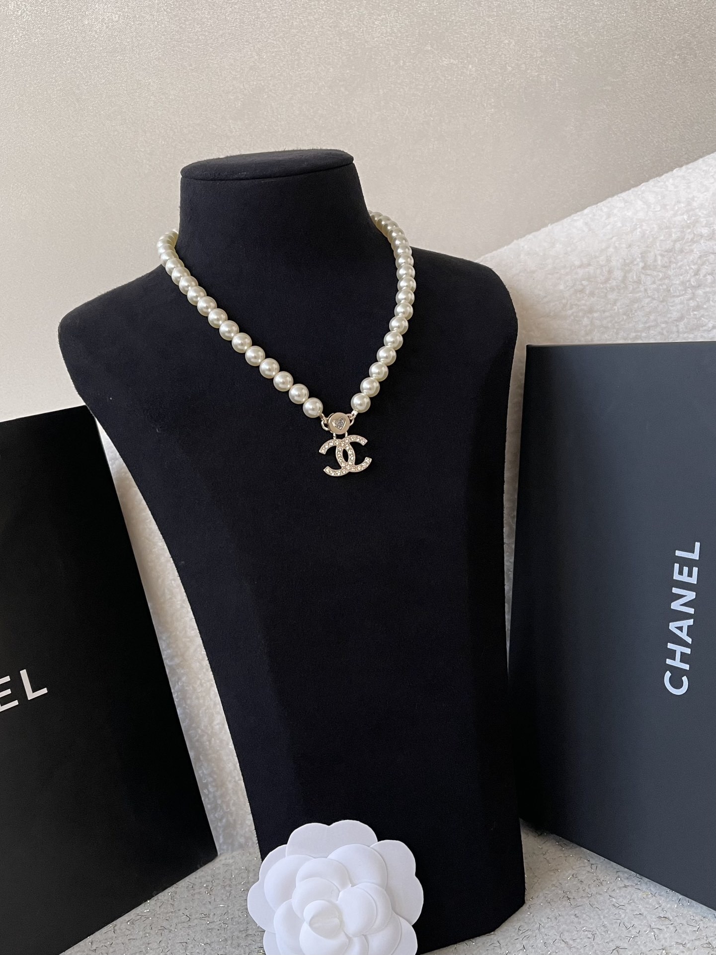 Chanel CC Logo Pearl Necklace - Elegant Crystal Heart Choker