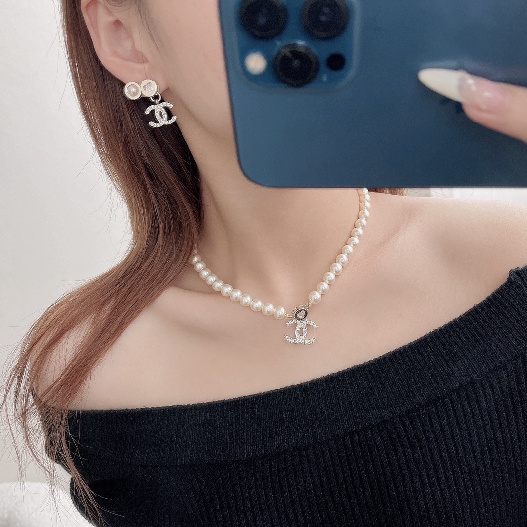 Chanel CC Logo Pearl Necklace - Elegant Crystal Heart Choker