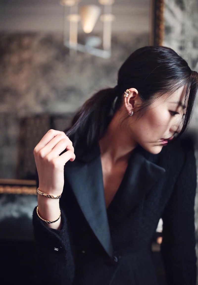 Chanel Coco Crush Quilted Motif Hoop Earrings - Gold & Silver