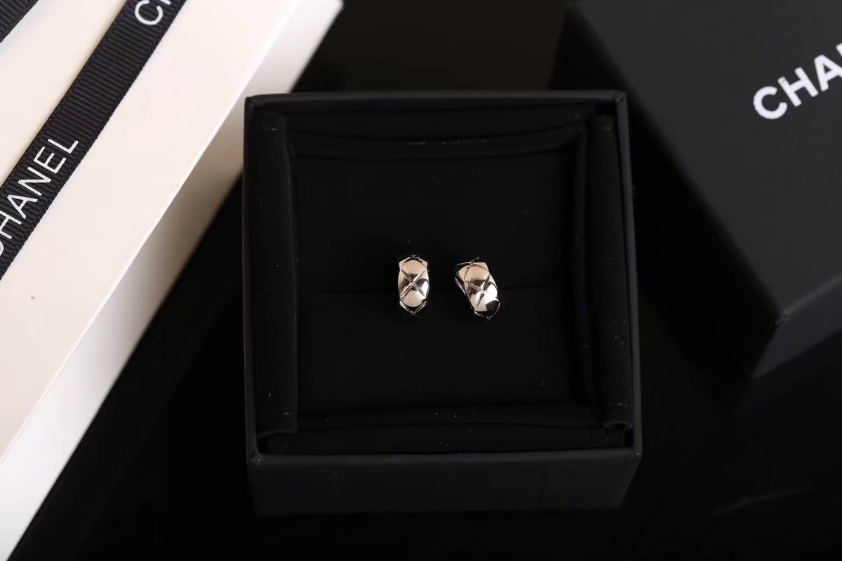 Chanel Coco Crush Quilted Motif Hoop Earrings - Gold & Silver