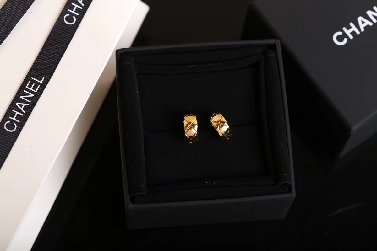 Chanel Coco Crush Quilted Motif Hoop Earrings - Gold & Silver