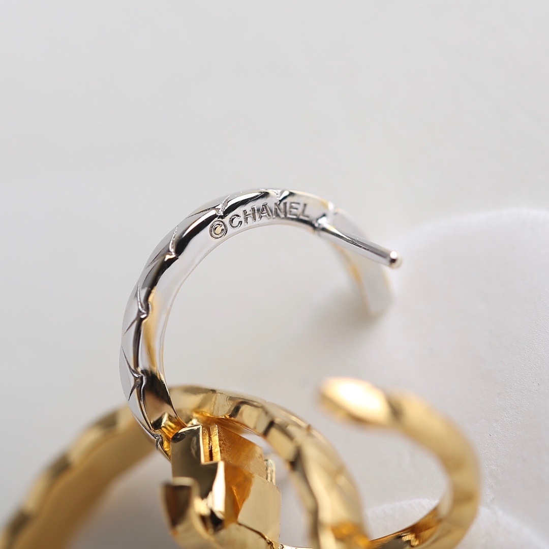 Coco Crush Hoop Earrings in 18K Beige & White Gold Quilted Design