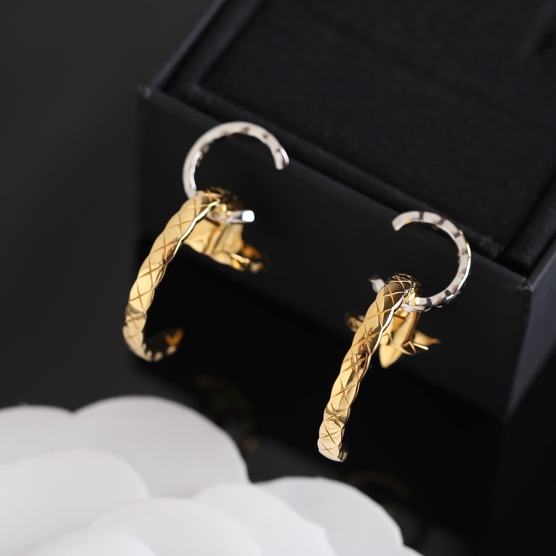 Coco Crush Hoop Earrings in 18K Beige & White Gold Quilted Design