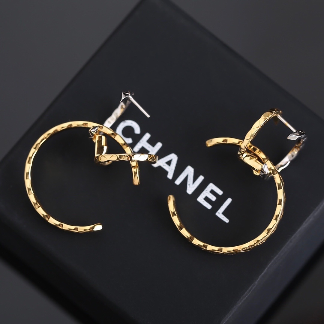 Coco Crush Hoop Earrings in 18K Beige & White Gold Quilted Design