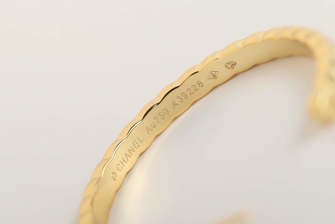 Chanel Coco Crush 18K Yellow Gold Quilted Hoop Earrings