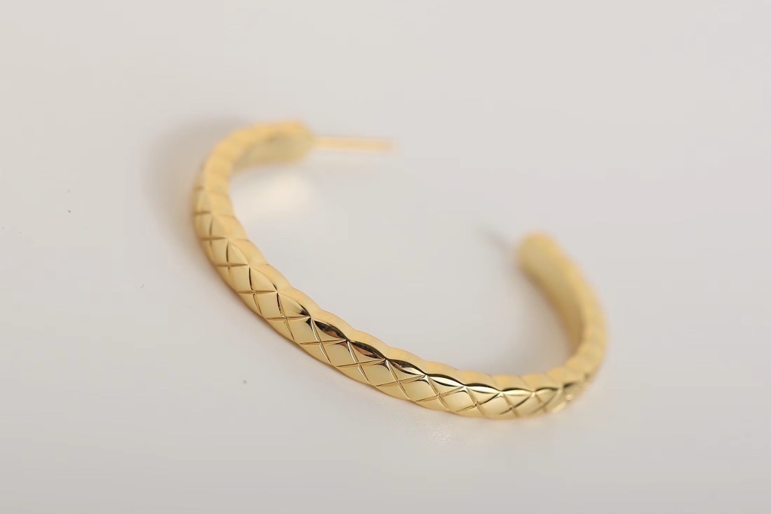 Chanel Coco Crush 18K Yellow Gold Quilted Hoop Earrings