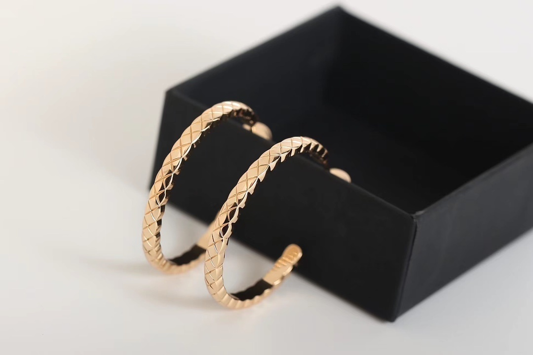 Chanel Coco Crush 18K Yellow Gold Quilted Hoop Earrings