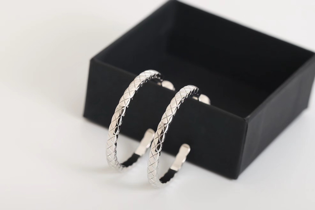 Chanel Coco Crush 18K Yellow Gold Quilted Hoop Earrings