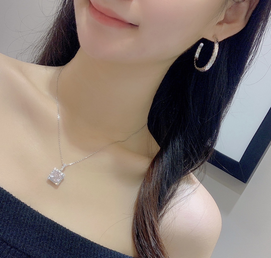 Chanel Coco Crush 18K Yellow Gold Quilted Hoop Earrings