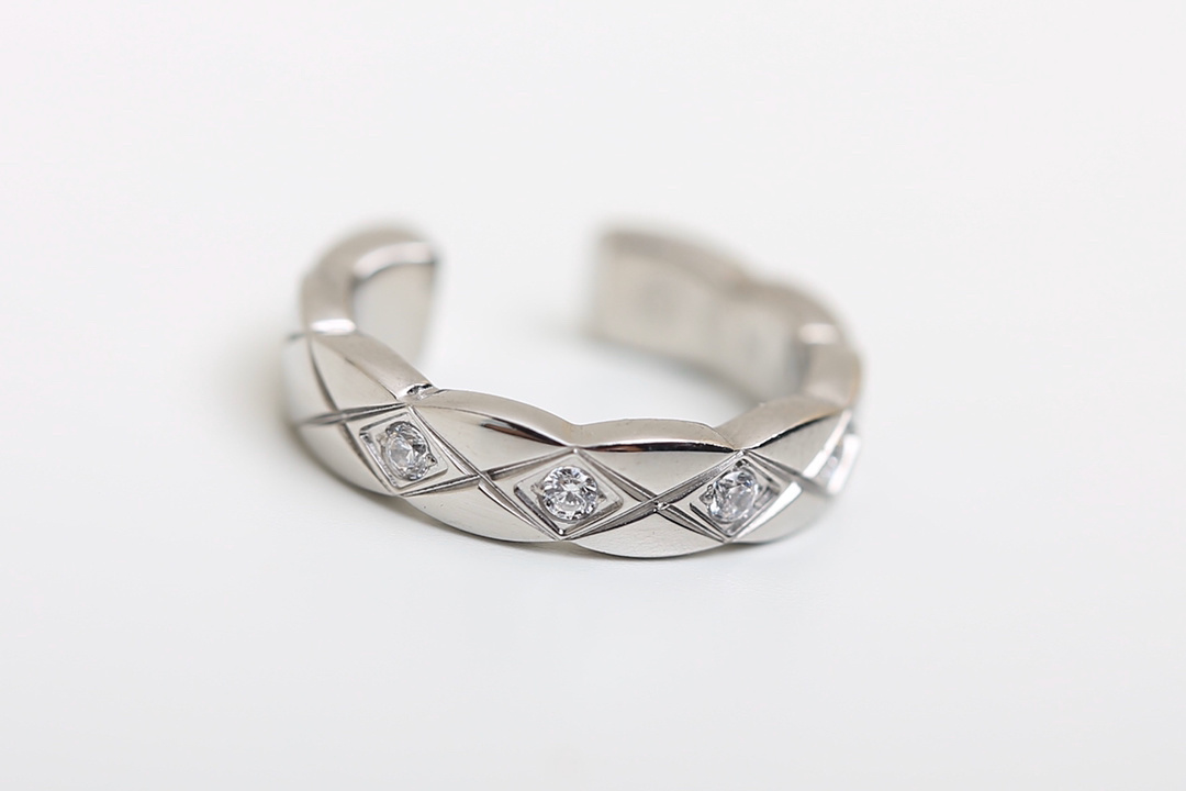 Chanel Coco Crush Quilted Ear Cuff & Ring Set - Luxury 18K Gold