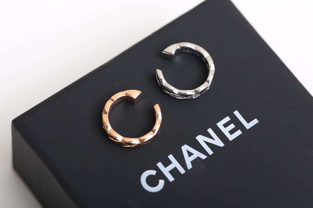 Chanel Coco Crush Quilted Ear Cuff & Ring Set - Luxury 18K Gold