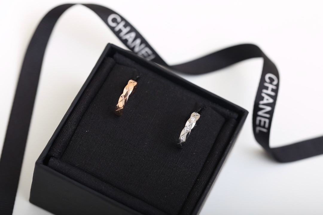 Chanel Coco Crush Quilted Ear Cuff & Ring Set - Luxury 18K Gold