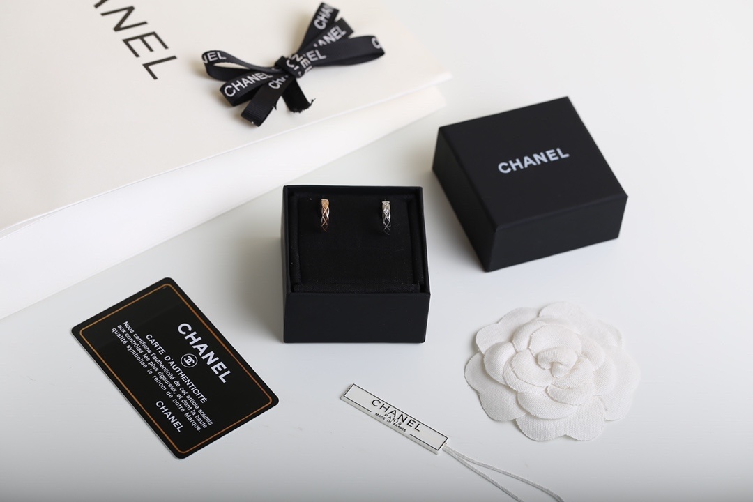 Chanel Coco Crush Quilted Ear Cuff & Ring Set - Luxury 18K Gold