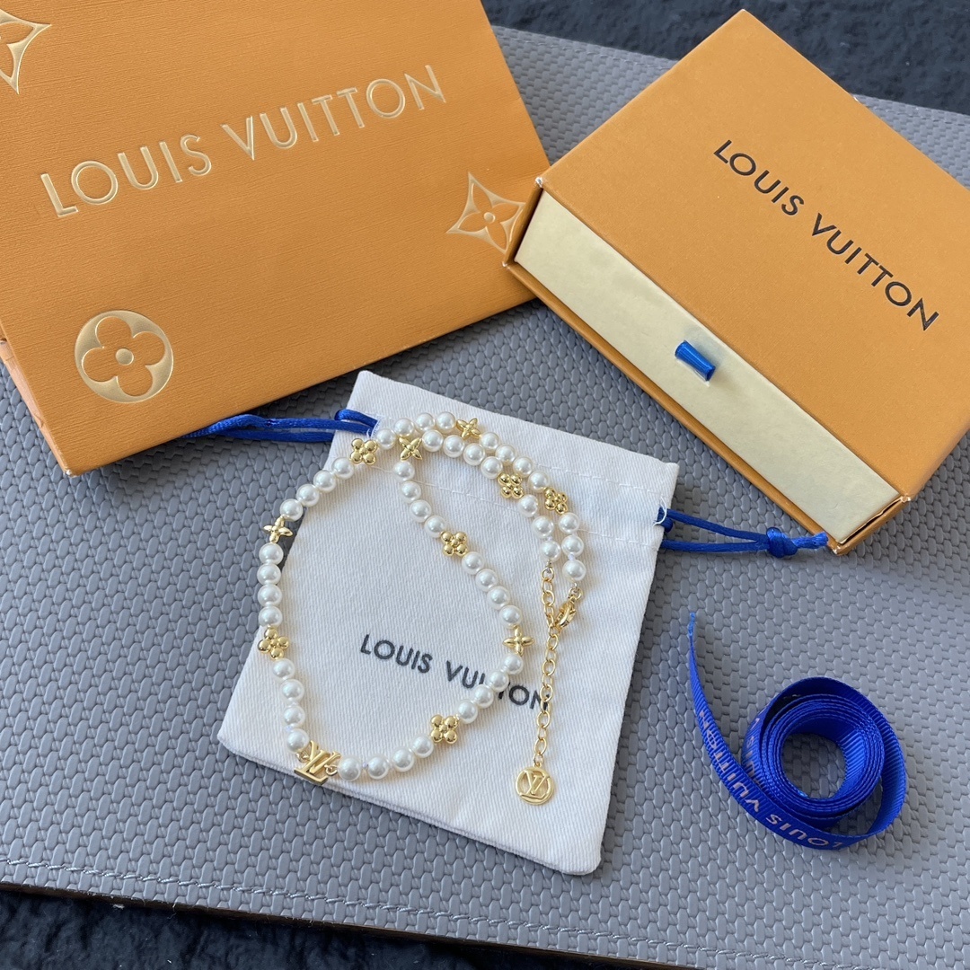 Elegant LV Monogram White Pearl Necklace - Luxury Fashion Jewelry