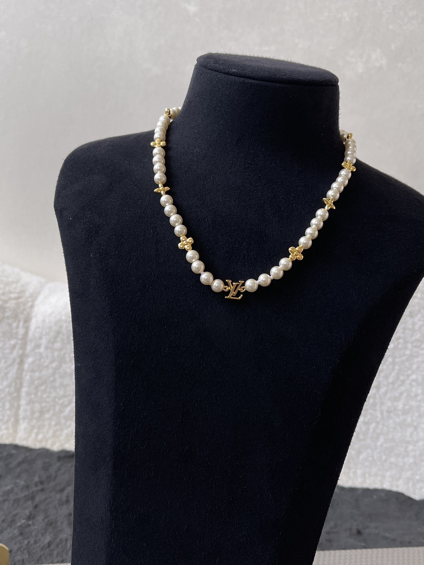 Elegant LV Monogram White Pearl Necklace - Luxury Fashion Jewelry