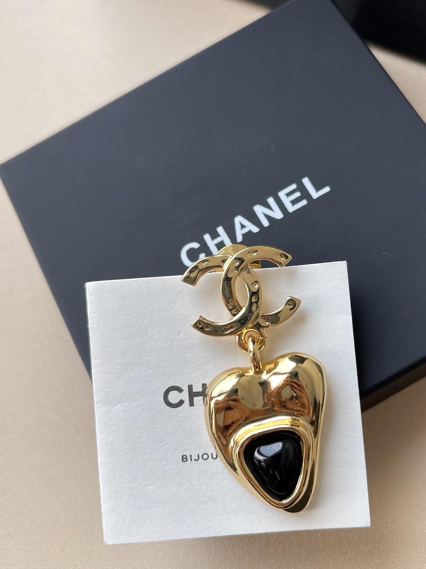 Luxury CC Logo Gold Heart Brooch & Jewelry Set with Black Onyx