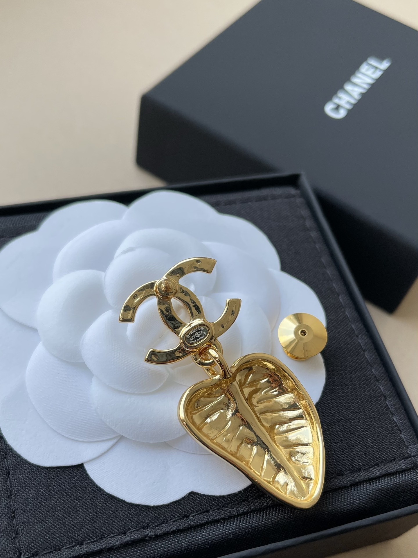 Luxury CC Logo Gold Heart Brooch & Jewelry Set with Black Onyx