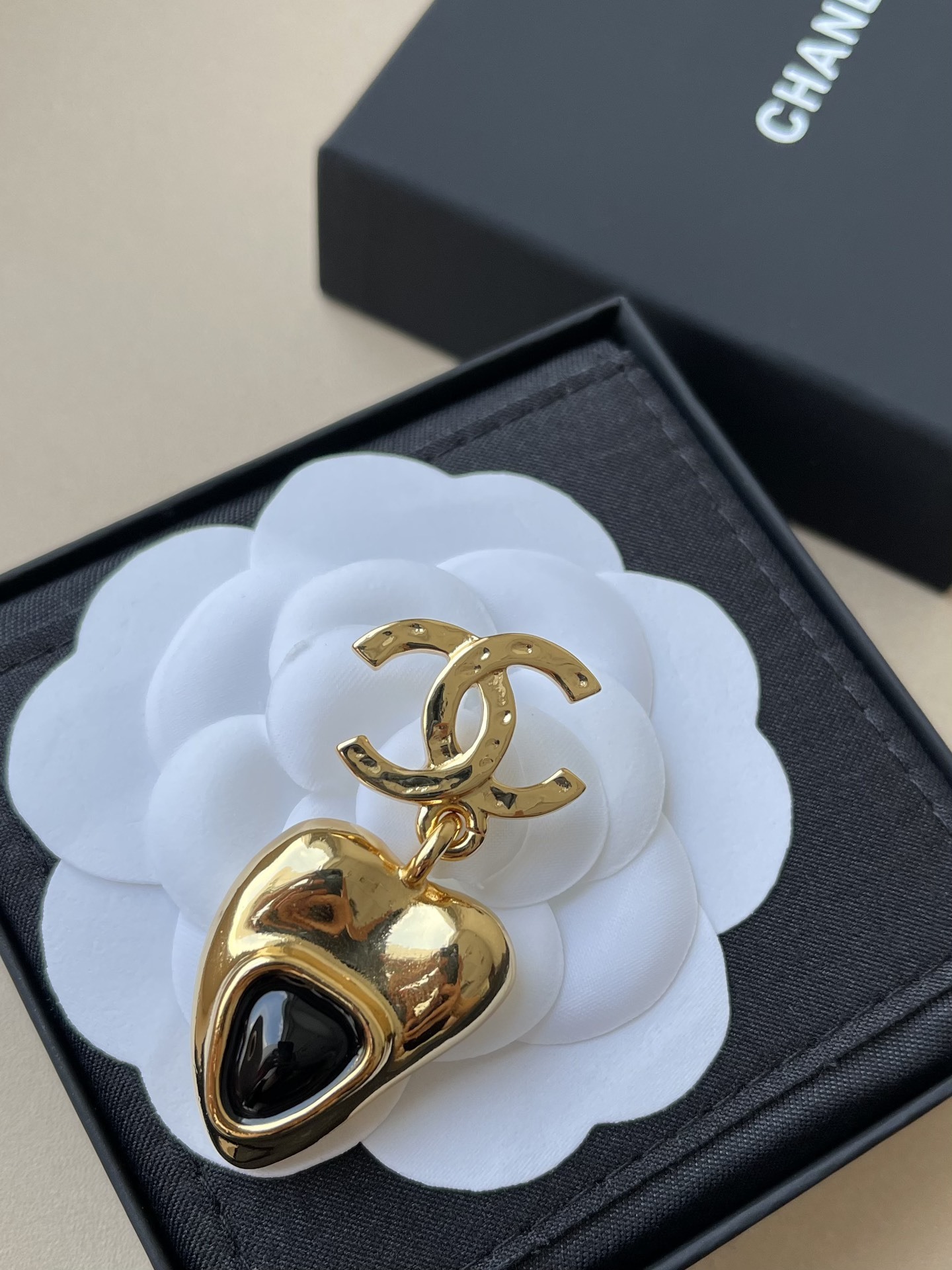Luxury CC Logo Gold Heart Brooch & Jewelry Set with Black Onyx