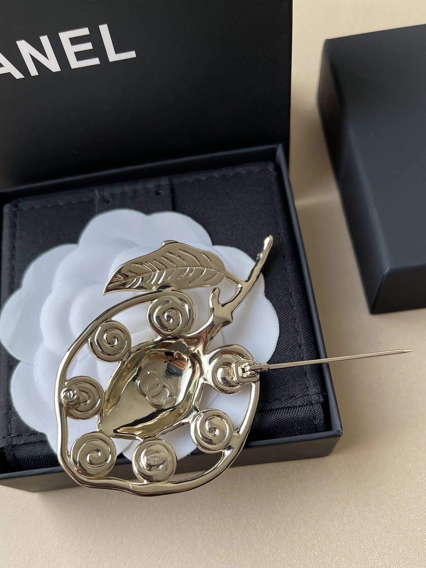 Chanel 2024/25 Métiers d'Art Gold & Pink Crystal CC Fruit Brooch