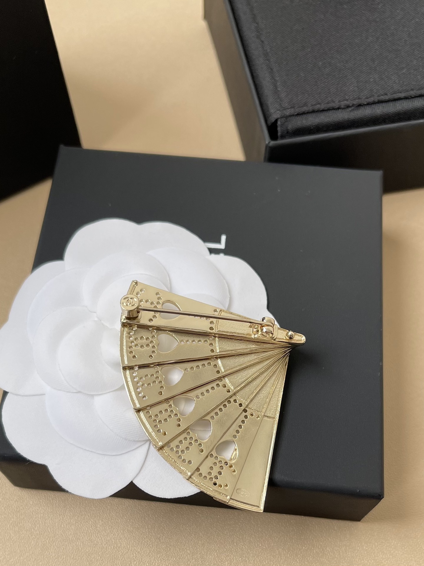 Chanel 2024/25 Metiers d'Art Gold Fan Brooch - Luxury Jewelry