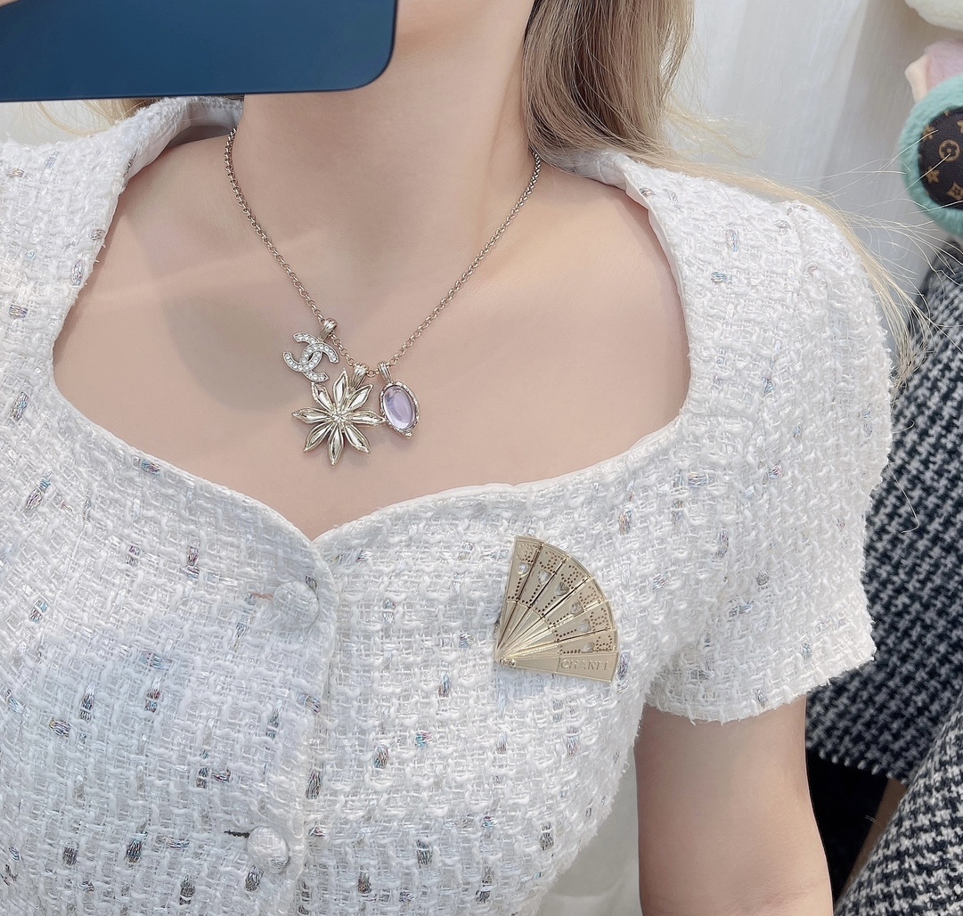 Chanel 2024/25 Metiers d'Art Gold Fan Brooch - Luxury Jewelry