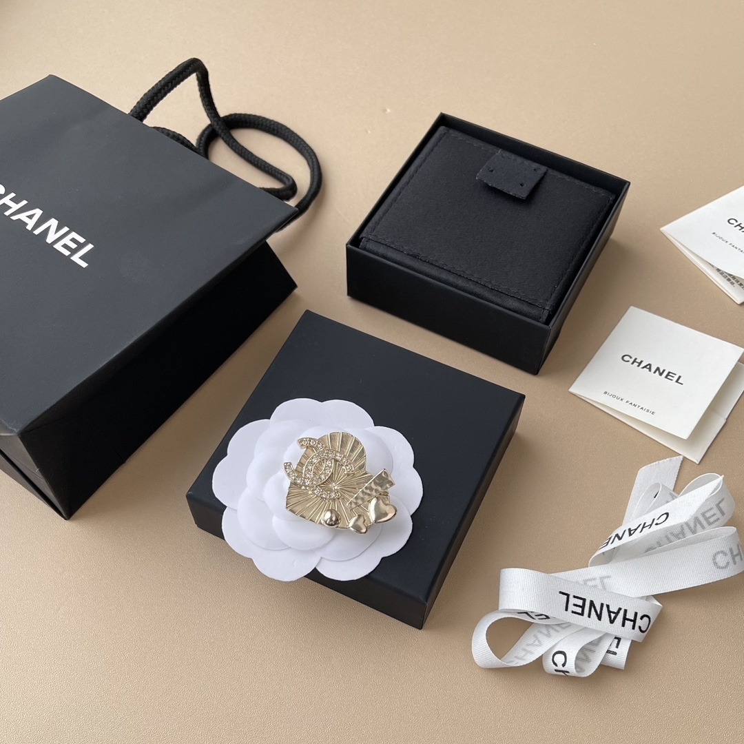 Elegant Crystal CC Heart Brooch Gold Finish - FW 2025/26 Collection