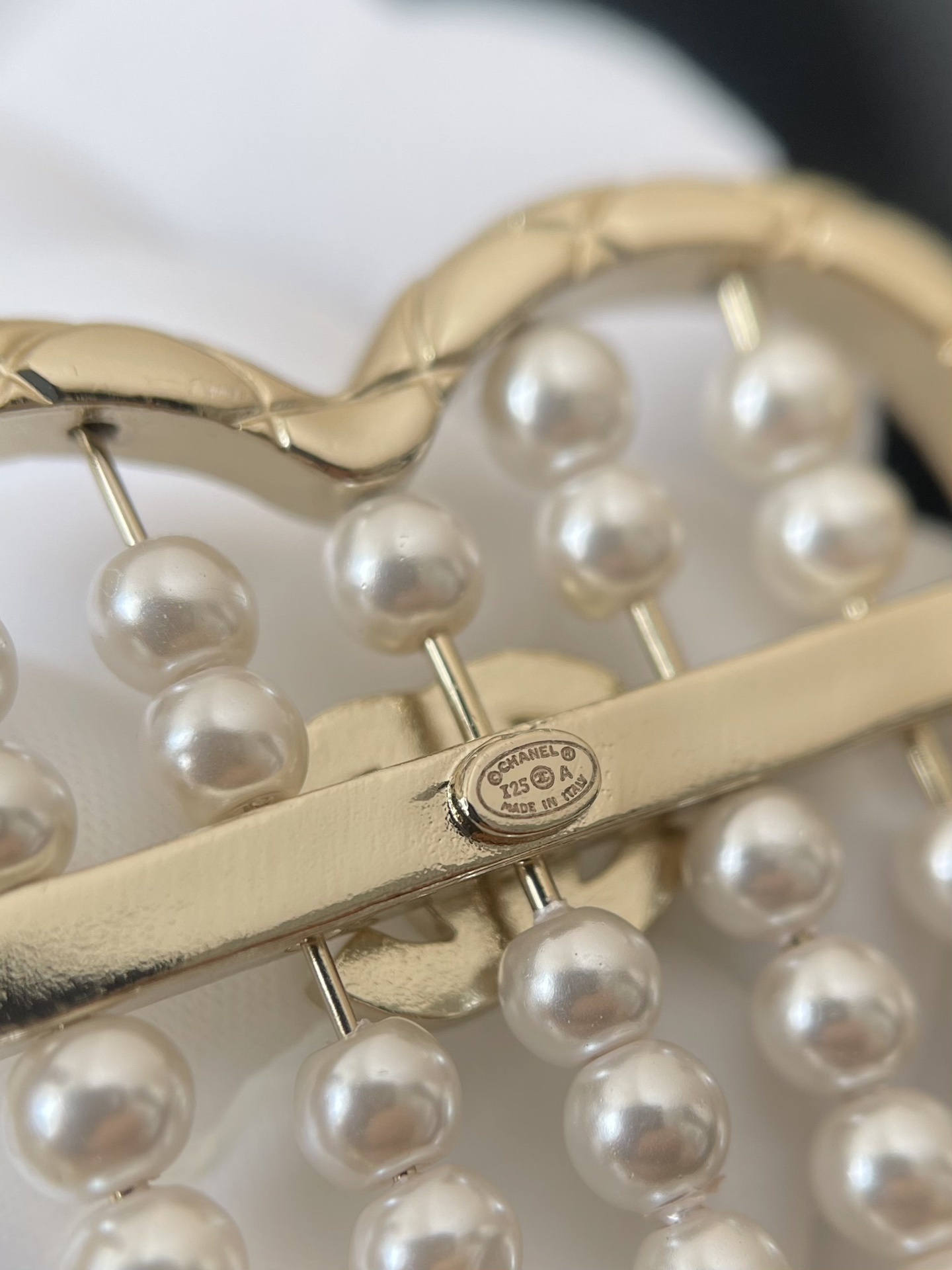Chanel Heart Brooch 2024/25 Metiers d'Art - Gold & Pearl CC Logo