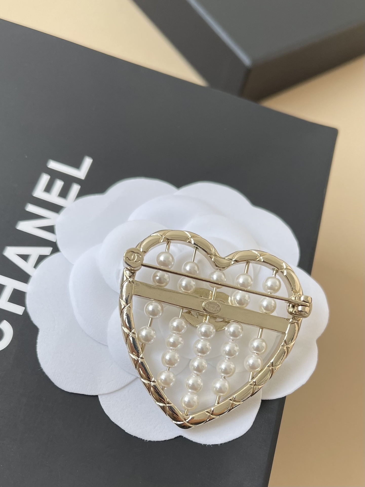 Chanel Heart Brooch 2024/25 Metiers d'Art - Gold & Pearl CC Logo