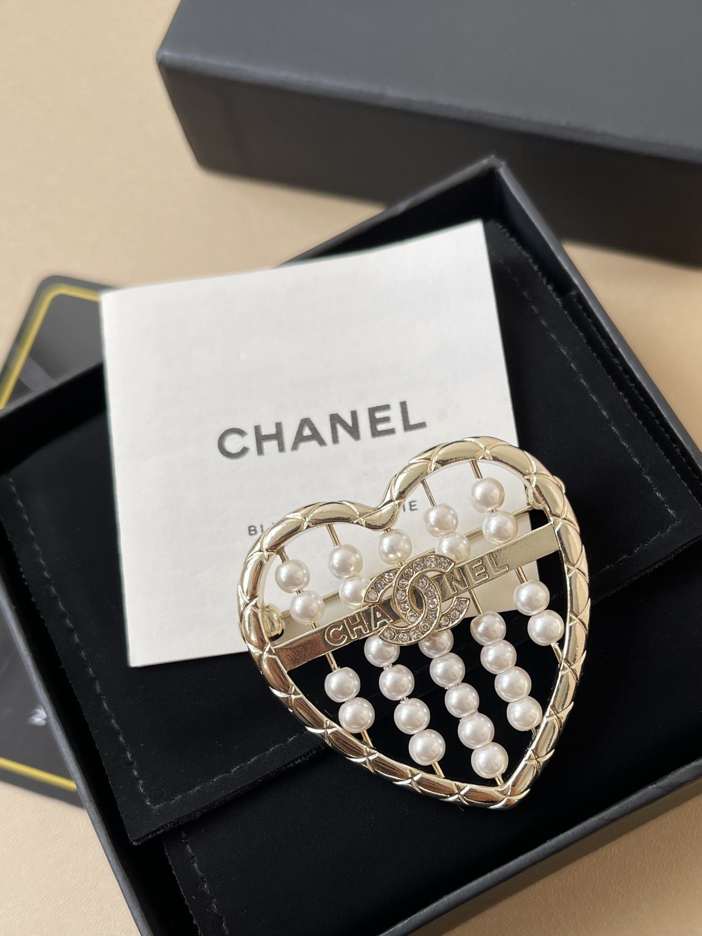 Chanel Heart Brooch 2024/25 Metiers d'Art - Gold & Pearl CC Logo