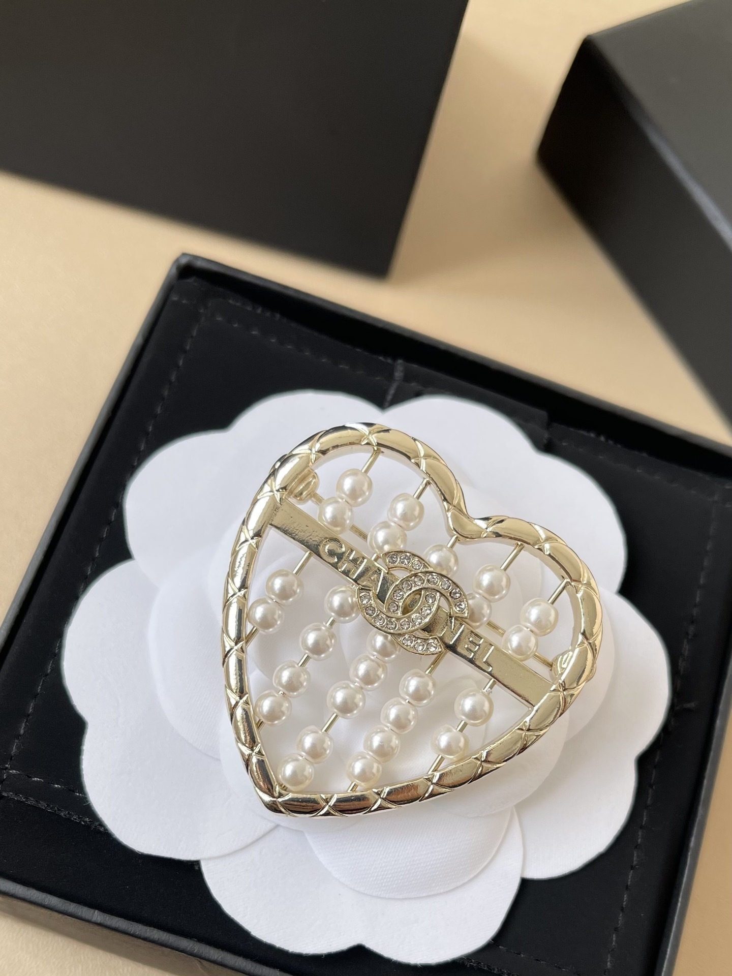 Chanel Heart Brooch 2024/25 Metiers d'Art - Gold & Pearl CC Logo