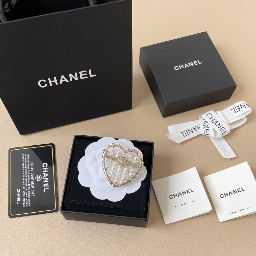 Chanel Heart Brooch 2024/25 Metiers d'Art - Gold & Pearl CC Logo