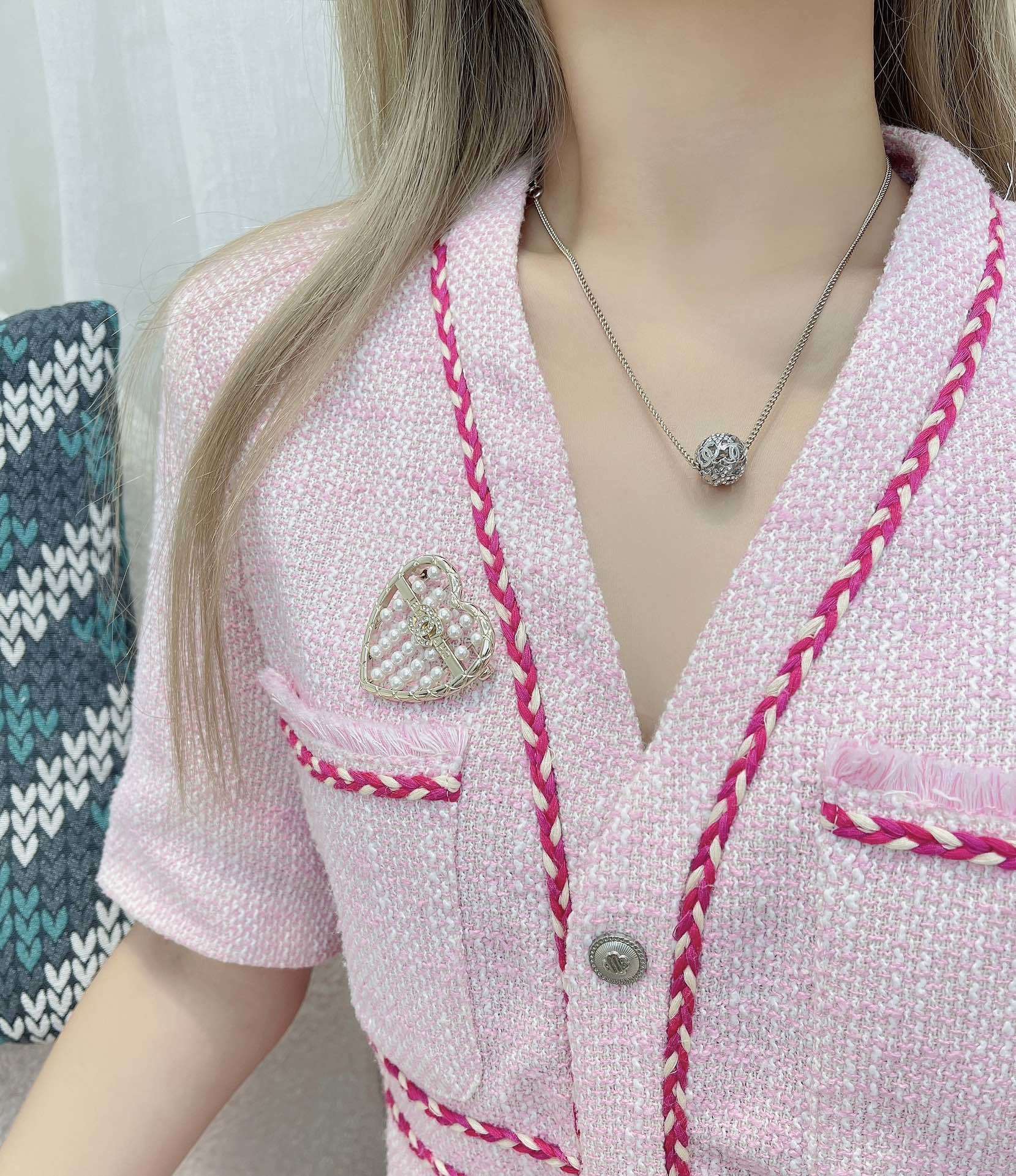 Chanel Heart Brooch 2024/25 Metiers d'Art - Gold & Pearl CC Logo