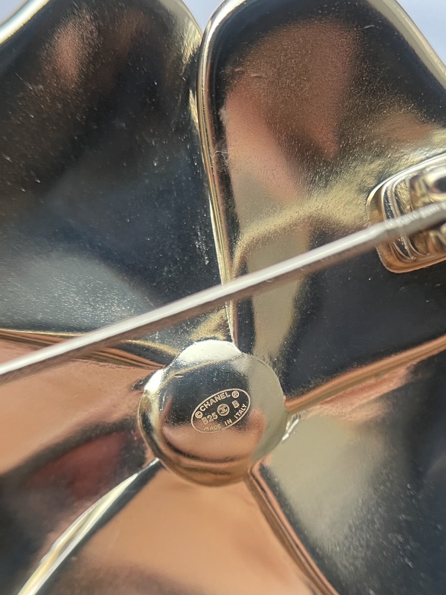 Elegant Camellia Flower Brooch with Pearl and CC Logo - Black/Gold