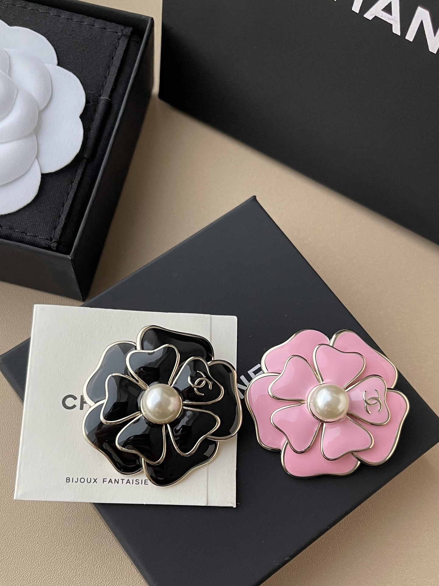 Elegant Camellia Flower Brooch with Pearl and CC Logo - Black/Gold