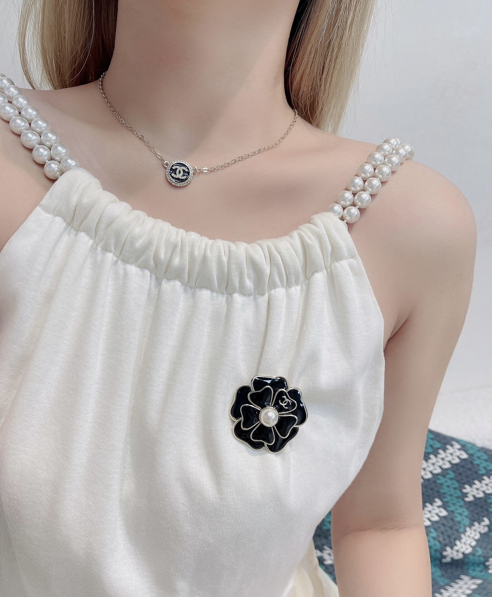 Elegant Camellia Flower Brooch with Pearl and CC Logo - Black/Gold