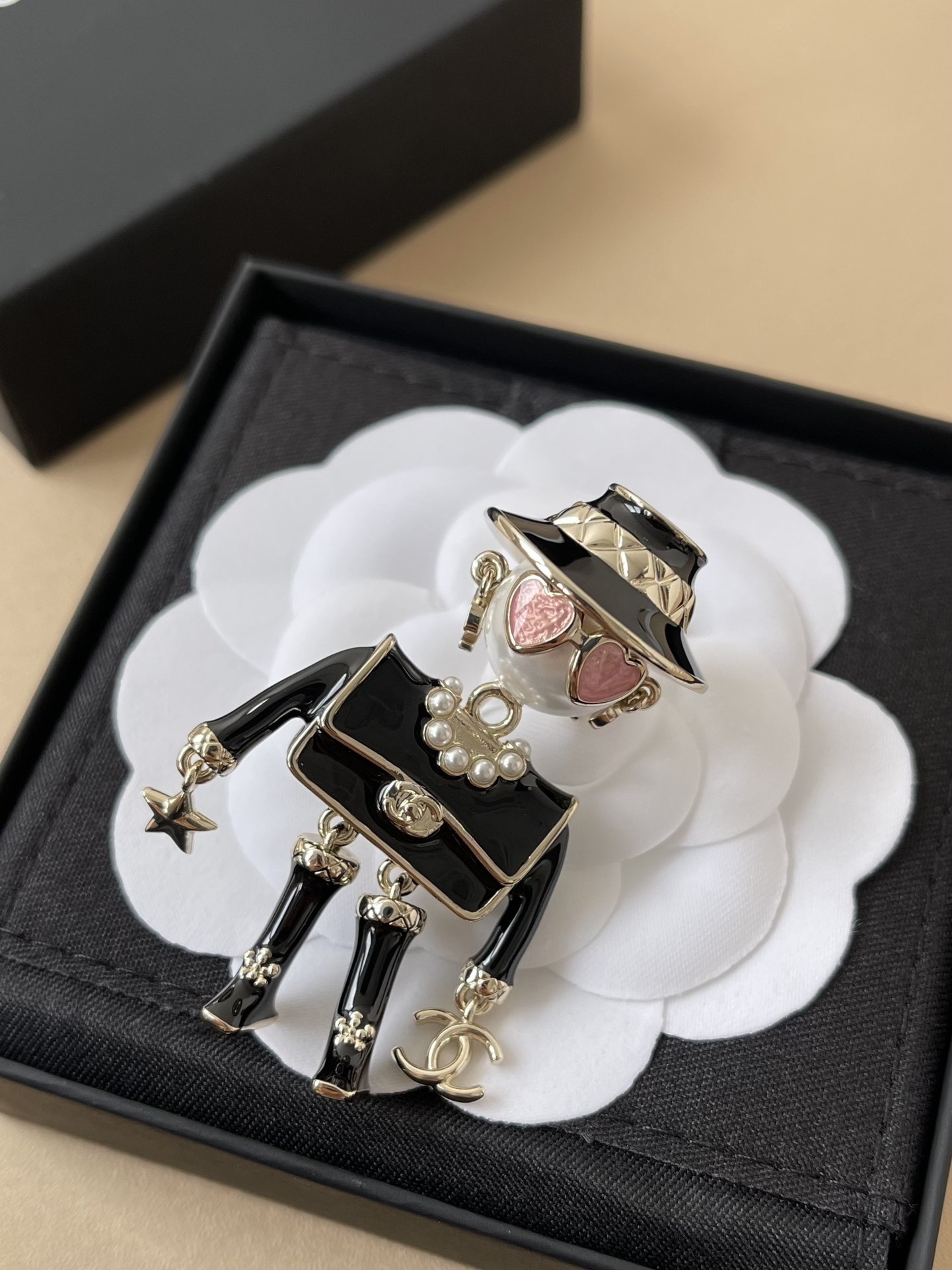 Chanel 2025/26 FW Robot Brooch - Metal, Resin & Imitation Pearls