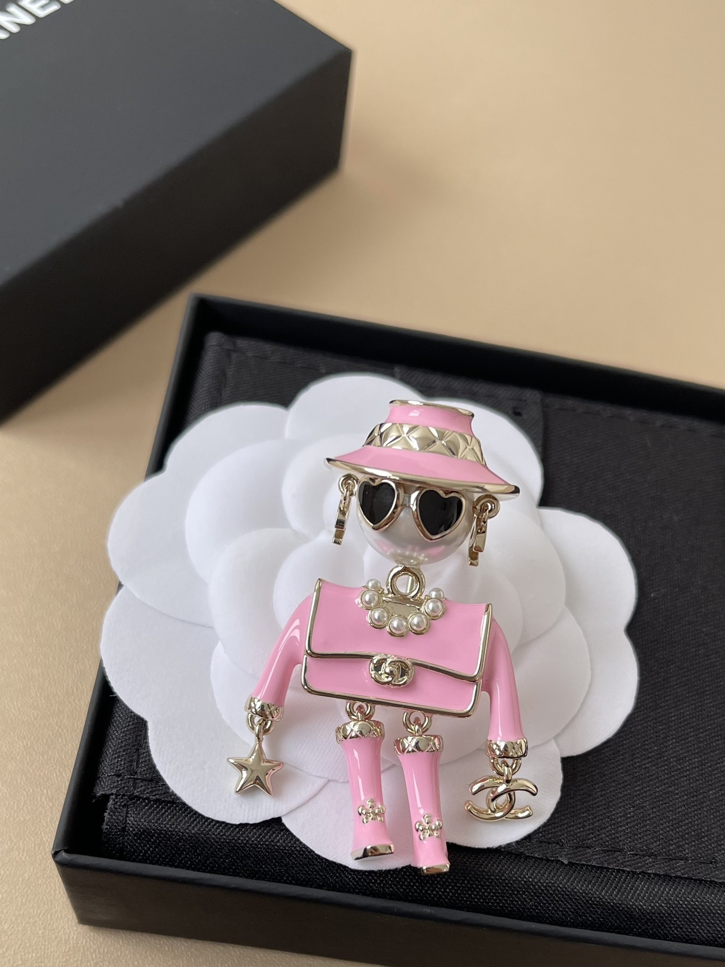 Chanel 2025/26 FW Robot Brooch - Metal, Resin & Imitation Pearls