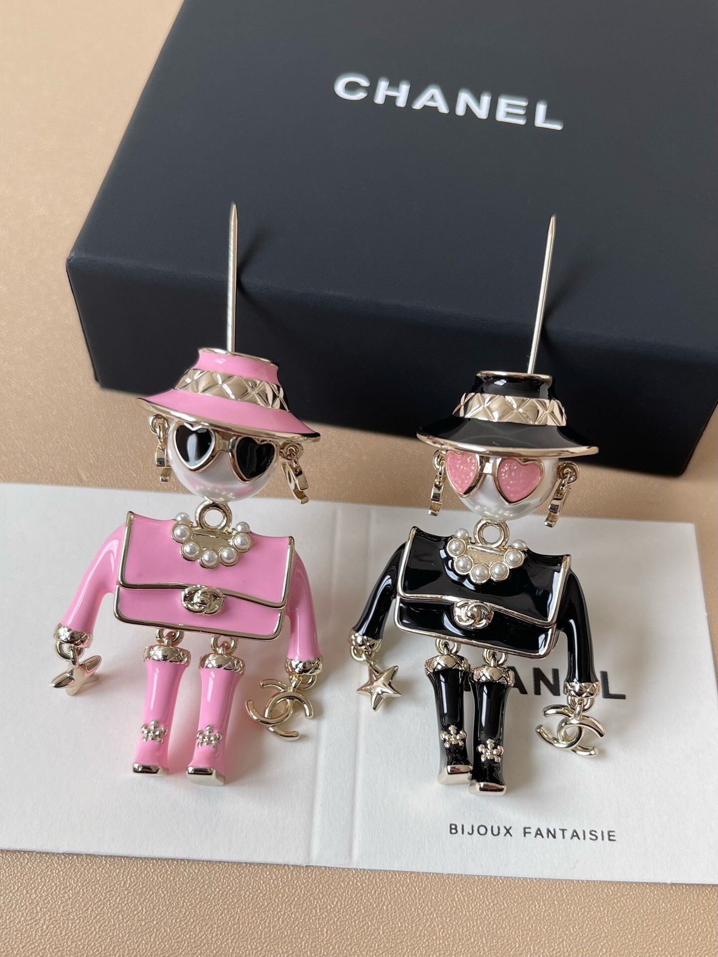 Chanel 2025/26 FW Robot Brooch - Metal, Resin & Imitation Pearls