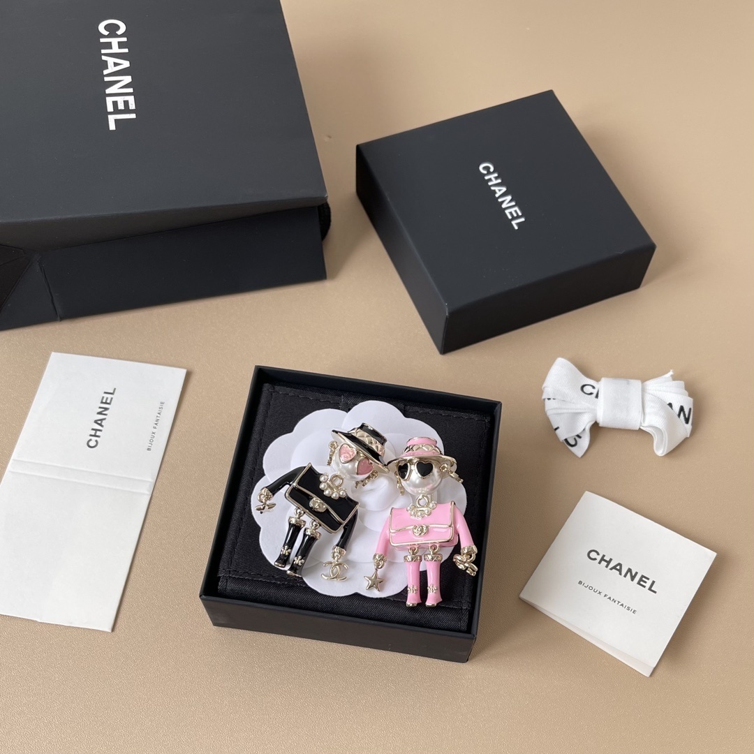 Chanel 2025/26 FW Robot Brooch - Metal, Resin & Imitation Pearls