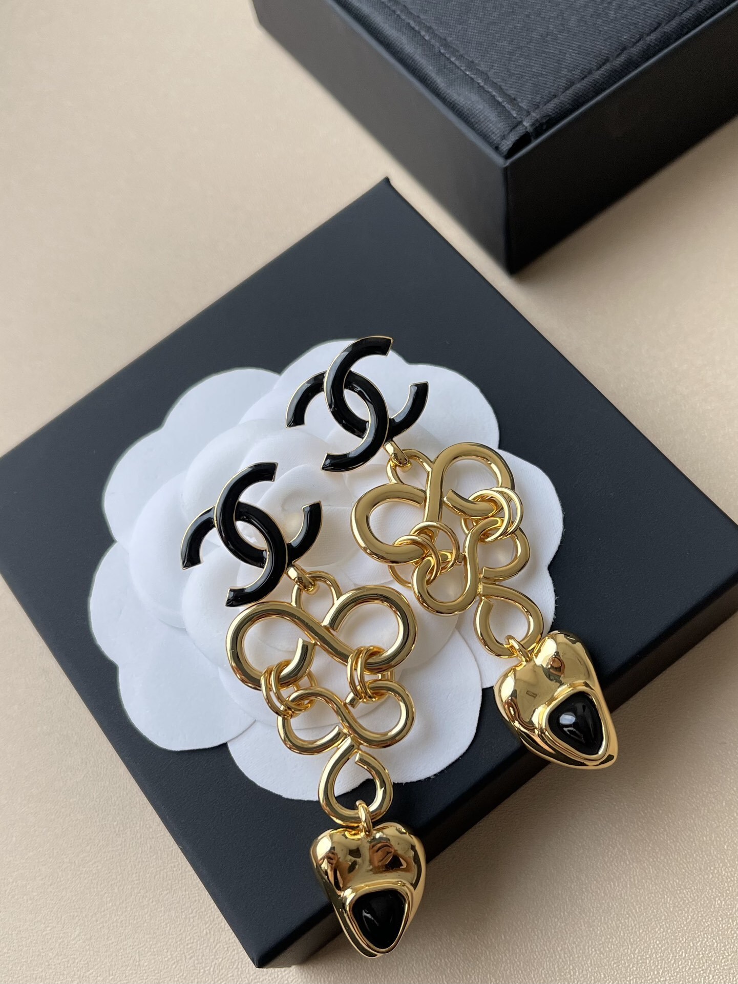 Chanel CC Logo Heart Pendant Earrings - 2024/25 Métiers d'Art