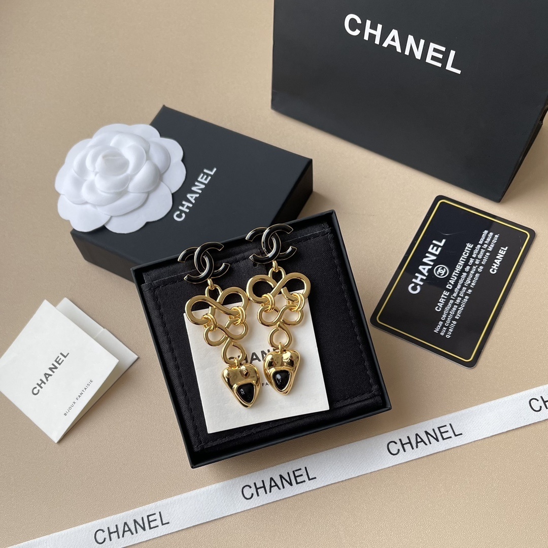Chanel CC Logo Heart Pendant Earrings - 2024/25 Métiers d'Art