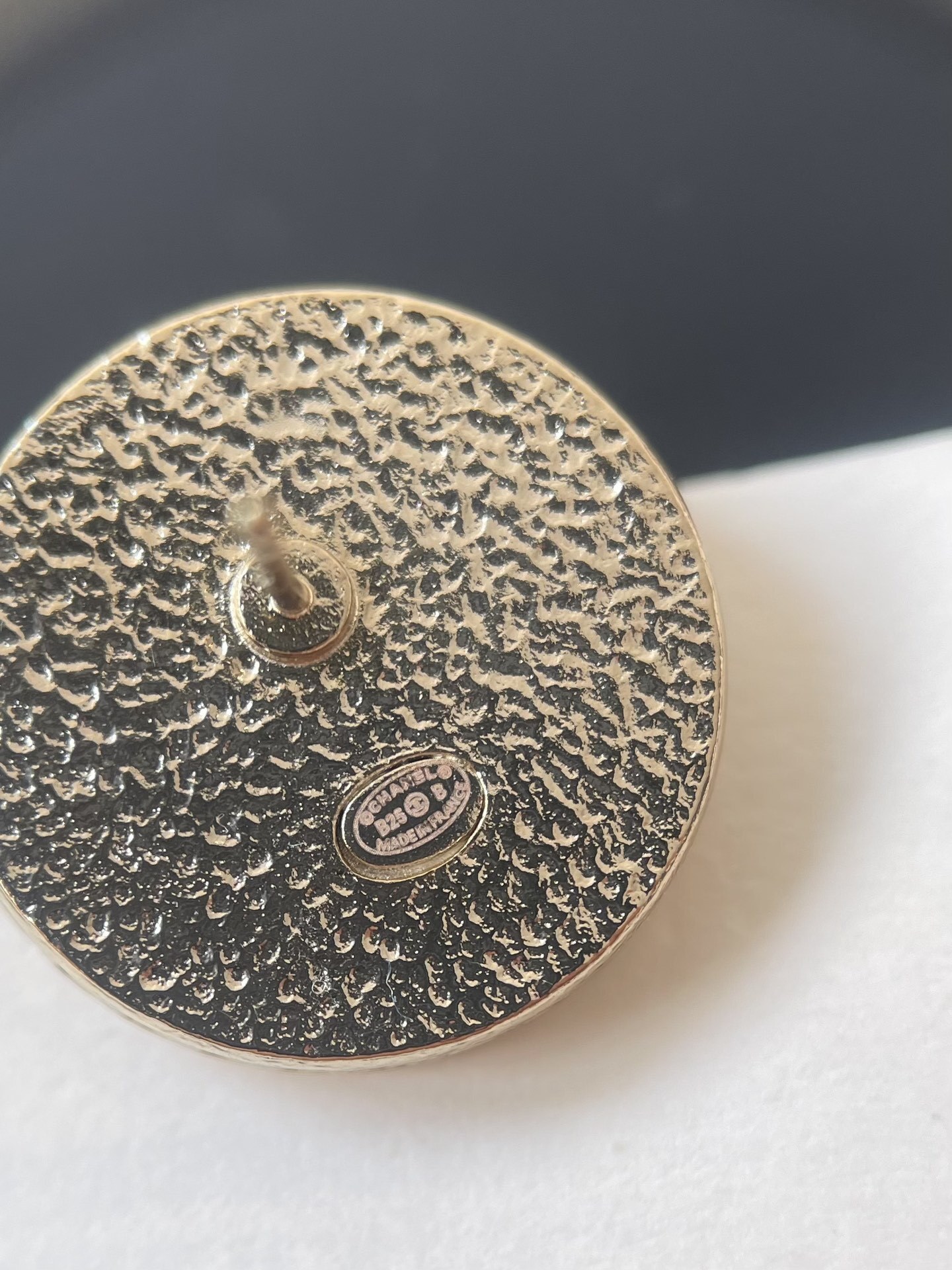 Chanel Pink Enamel Gold CC Logo Round Stud Earrings - Elegant