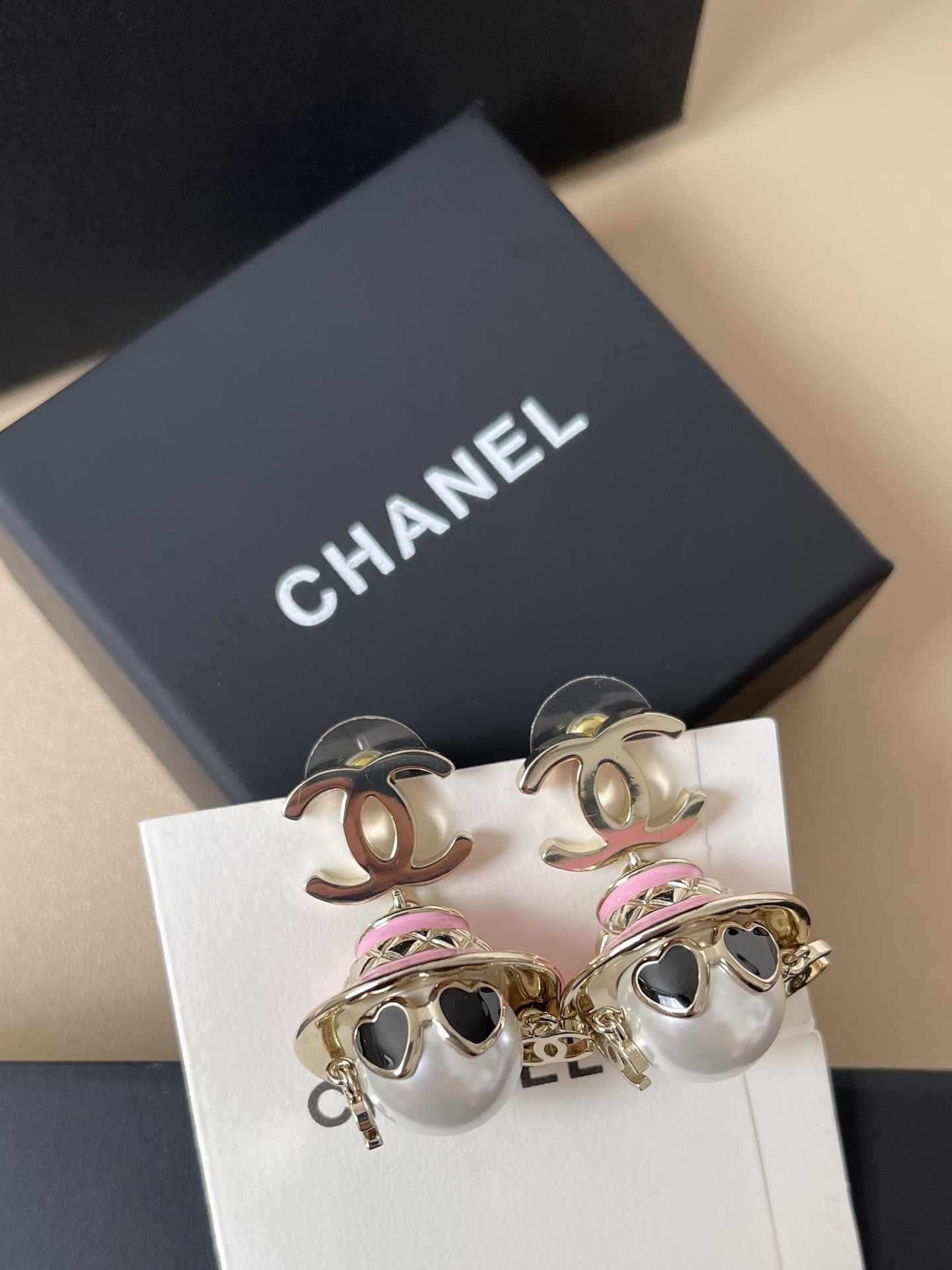 Luxury Fashion Robot Jewelry Set - Heart Sunglasses & CC Logo Design