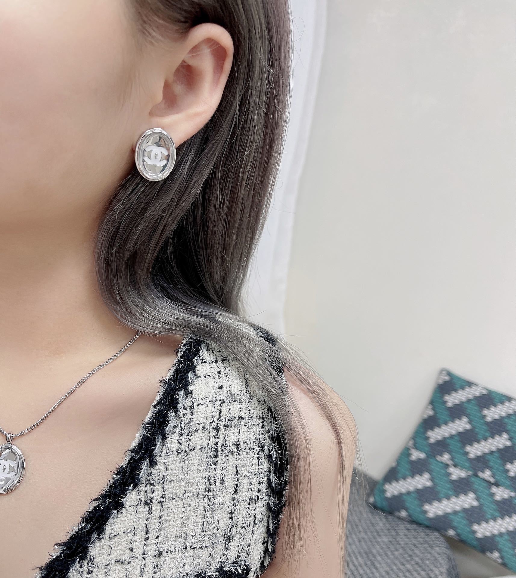 Chanel Oval CC Logo Clip-on Earrings - Silver & Transparent Resin