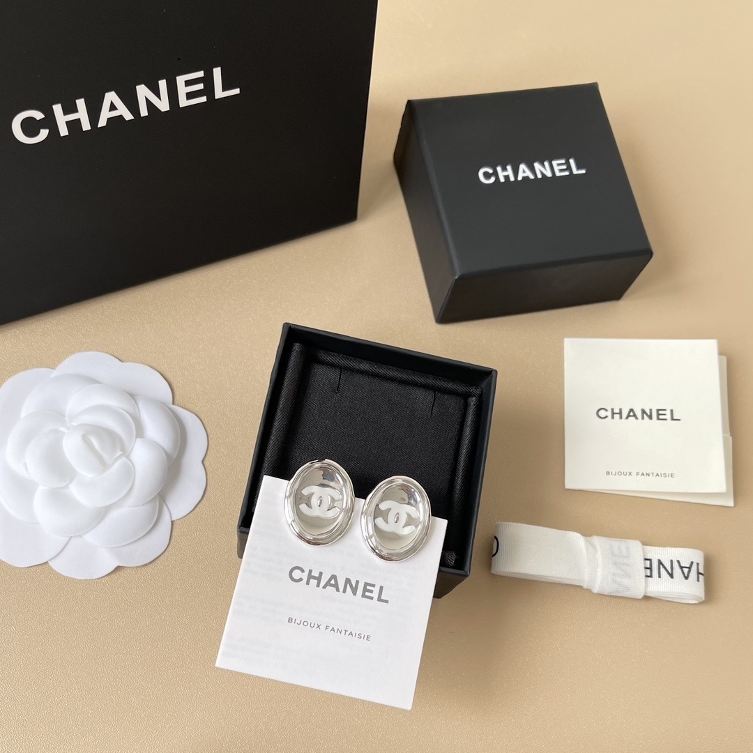 Chanel Oval CC Logo Clip-on Earrings - Silver & Transparent Resin