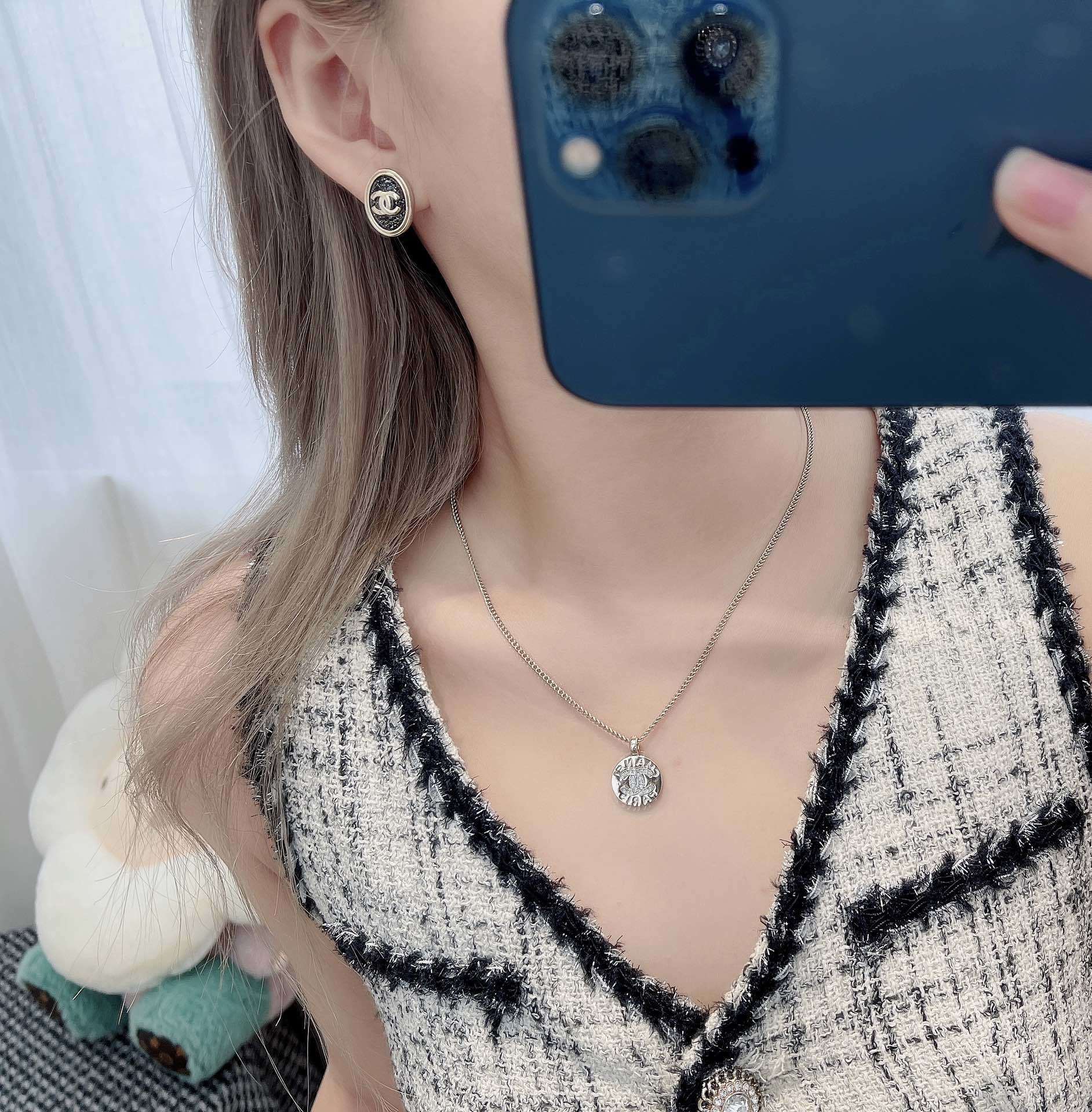 Vintage Oval CC Logo Stud Earrings - Gold & Shimmering Black